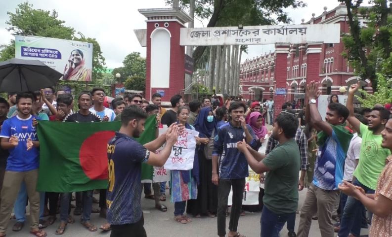 যশোরে শিক্ষার্থীদের মিছিলে ছাত্রলীগের হামলার অভিযোগ